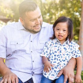 papa avec son fils sur les genoux